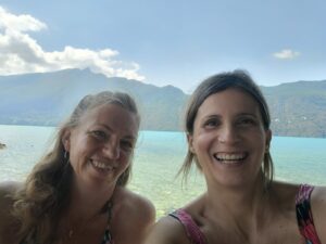 Portrait de Carole Quartelli et Mélanie Joly, praticiennes en hypnose et neurofeedback, partageant leurs approches complémentaires au bord du lac