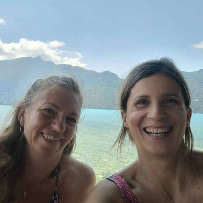 Portrait de Carole Quartelli et Mélanie Joly, praticiennes en hypnose et neurofeedback, partageant leurs approches complémentaires au bord du lac